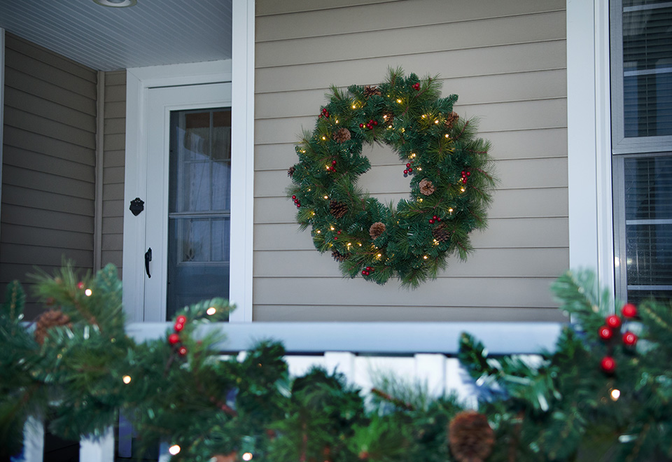 Cordless PreLit Indoor/Outdoor Wreath Sharper Image